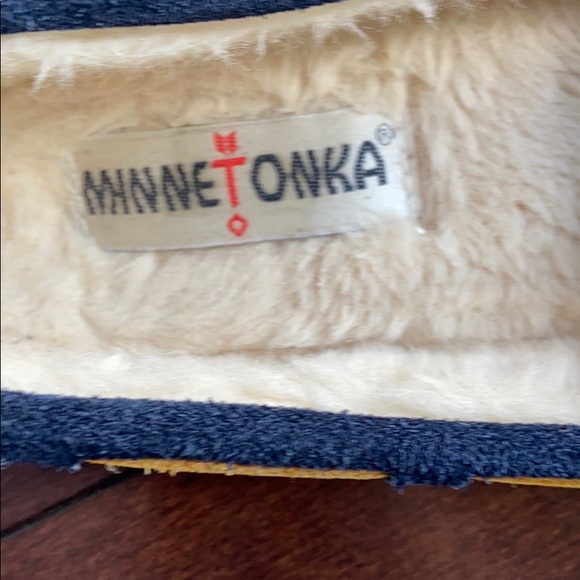 Minnetonka boys slippers size 6 - Picture 4 of 4